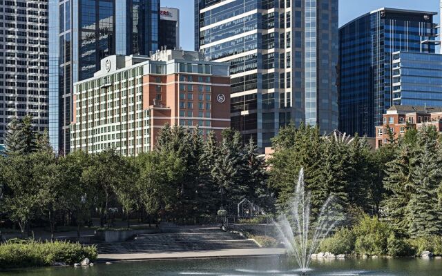 Отель Sheraton Suites Calgary Eau Claire Канада, Калгари - отзывы, цены и фото номеров - забронировать отель Sheraton Suites Calgary Eau Claire онлайн вид на фасад