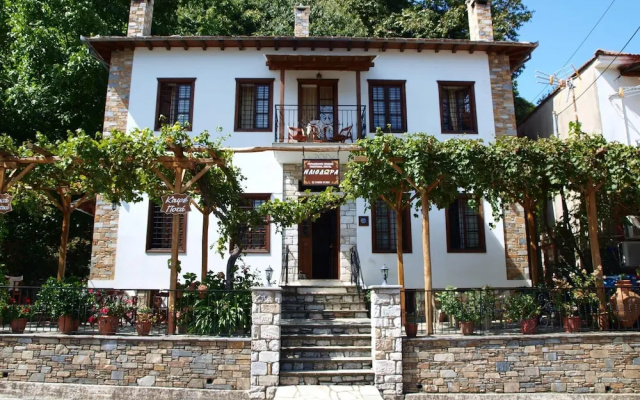 Heliodora Deluxe Triple Room 6