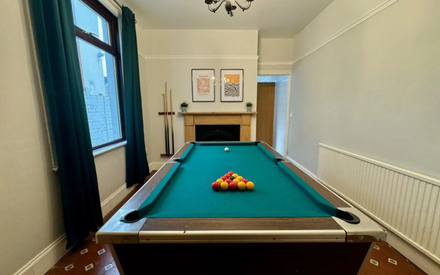 Large CityCentre Townhouse & Pool Table with Offroad Parking