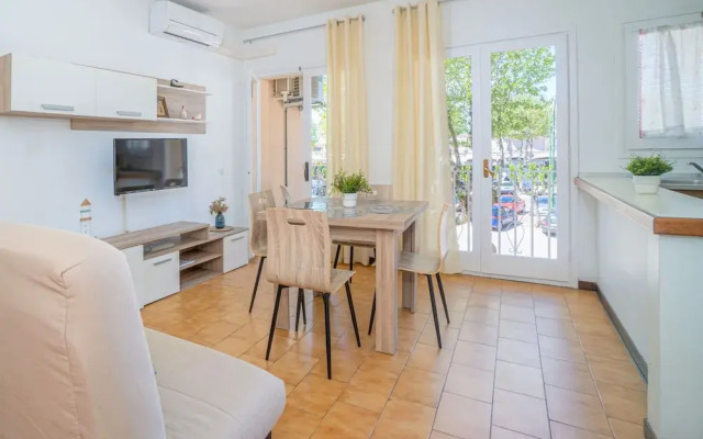 Apartment in Empuriabrava Near Sandy Beach