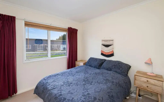 The Purple House - Ohakune Holiday Home with Spa Pool