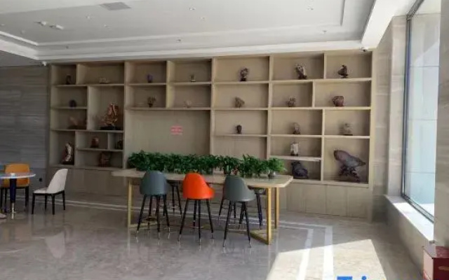 Kyriad Marvelous Hotel(Alxa Zuoqi store)