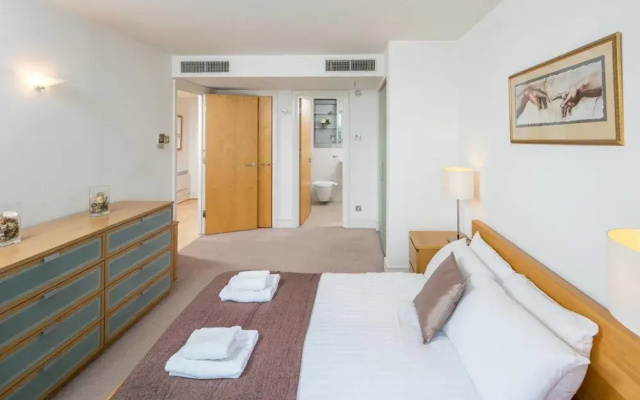 Light Modern Flat With Balcony Over River Thames!