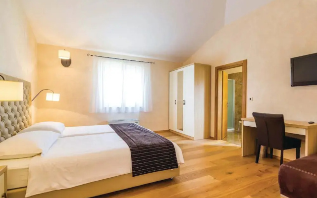 Beautiful Home in Turcic With Wifi and 4 Bedrooms