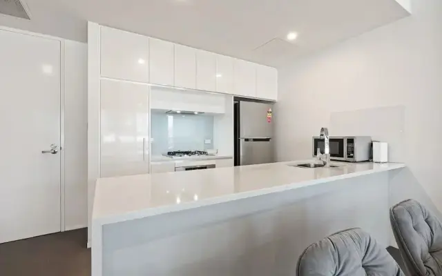 Spacious Lakefront Apartment With Pool Access