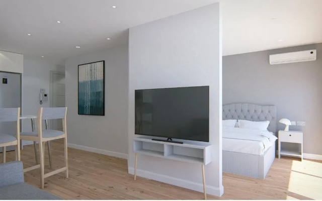 Victory Suites - 2 Bedrooms and Executive Suite, Swimming Pool & Gym, Close to Airport