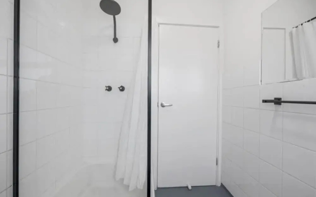 3-bed Campbelltown Stay With Private Balcony