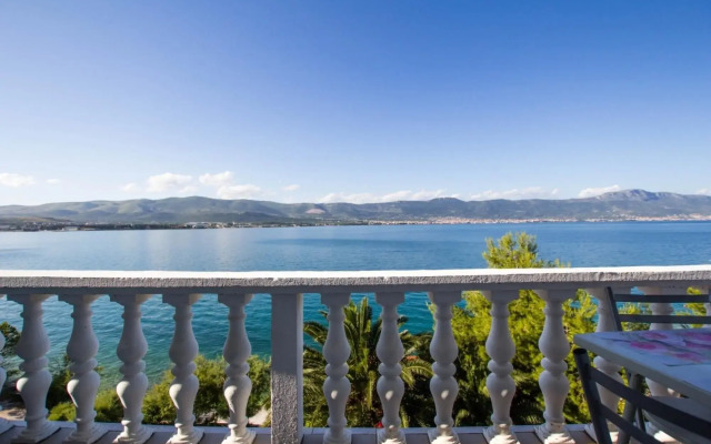 David - 20m From the Beach With Parking - A4