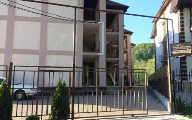 Гостиница Guest House Shokolad в Ольгинке отзывы, цены и фото номеров - забронировать гостиницу Guest House Shokolad онлайн Ольгинка вид на фасад