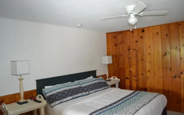 Buzz's Lakeside Inn