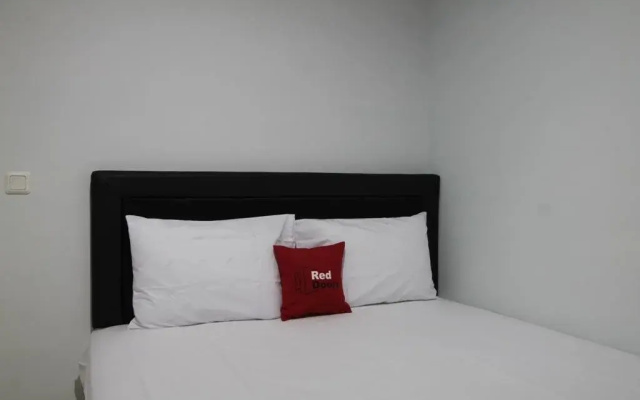 RedDoorz near Lippo Village 3