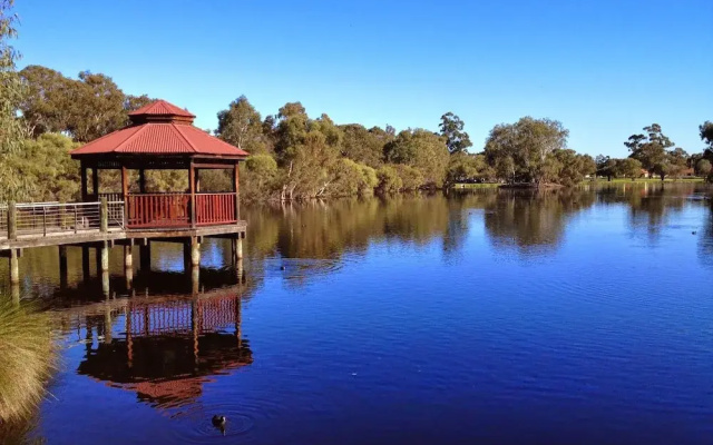 Perth Lakeside Lodge