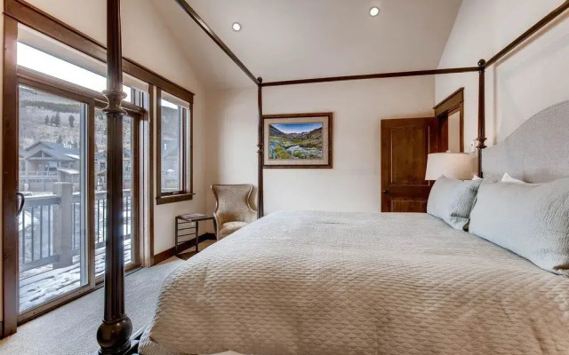 New 3bdr Luxury -fireplace,on-site Parking,kids Ski Free 3 Bedroom Townhouse by RedAwning