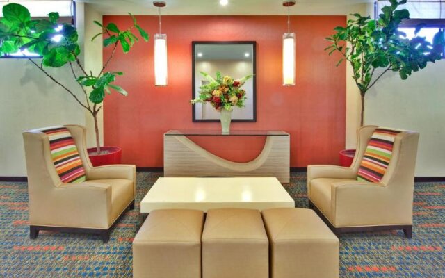 Holiday Inn Hotel & Suites Anaheim 2