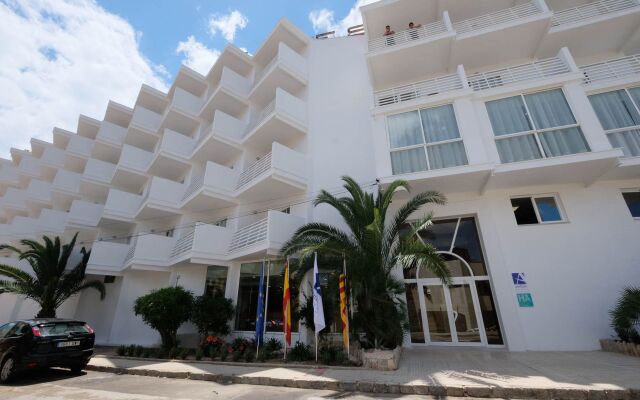 Azuline Hotel Palmanova Garden вид на фасад