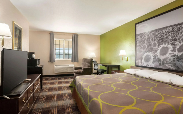 Super 8 by Wyndham Holton