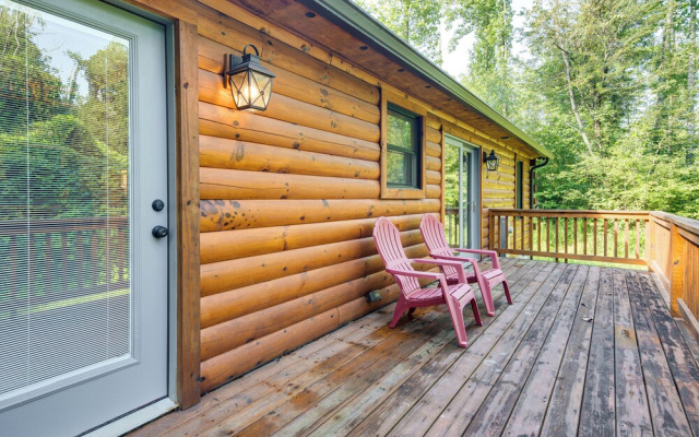 Secluded, Private! Forested Hendersonville Retreat