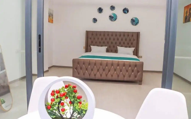 Lux Suites Royal Oak Residency
