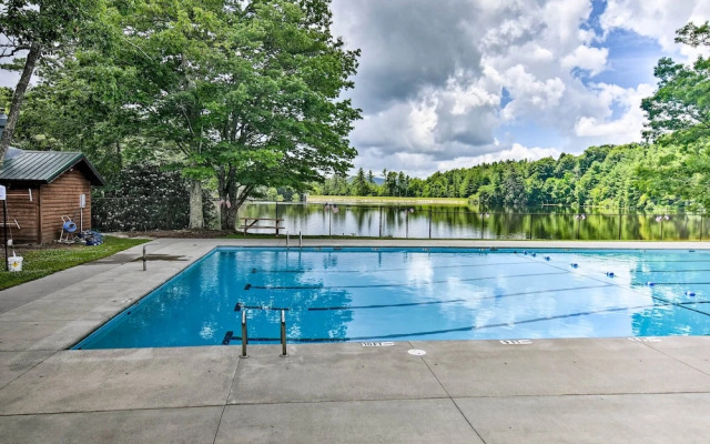 In Golf Community w/ Pool Access: Newland Cabin