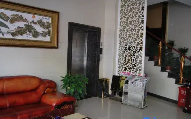 Luotian Yanyangtian Business Hotel