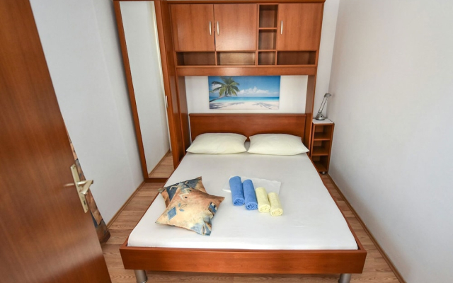Apartments Mandre Near sea
