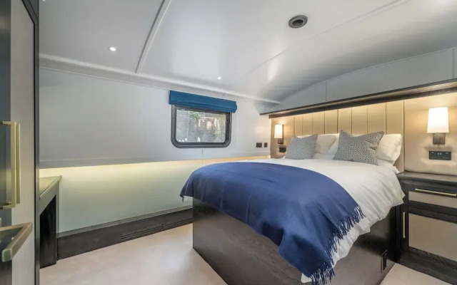 Elegant houseboat near Canary Wharf