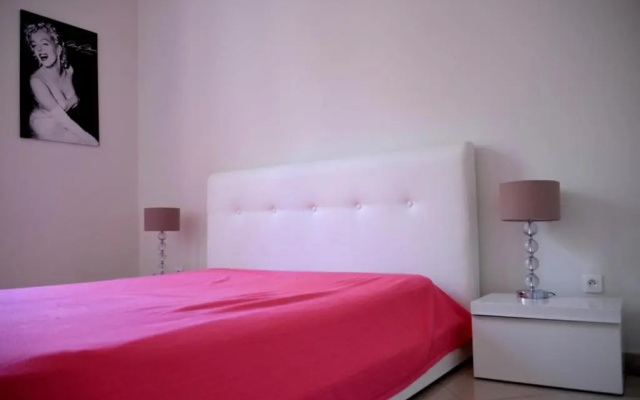 Apartment on Rue De France 4