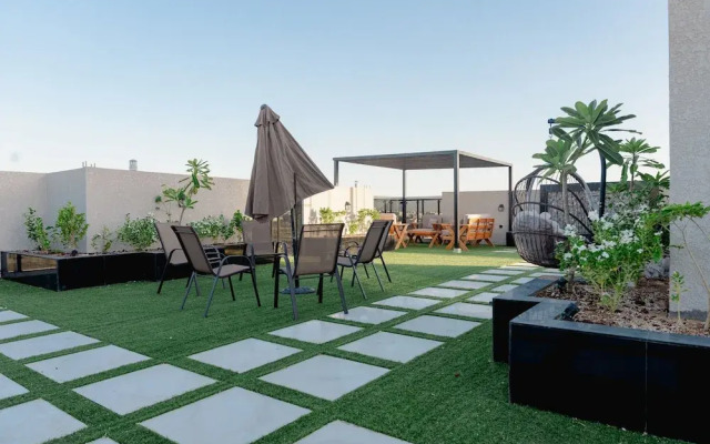 Trendy Apartment With Access to Shared Garden