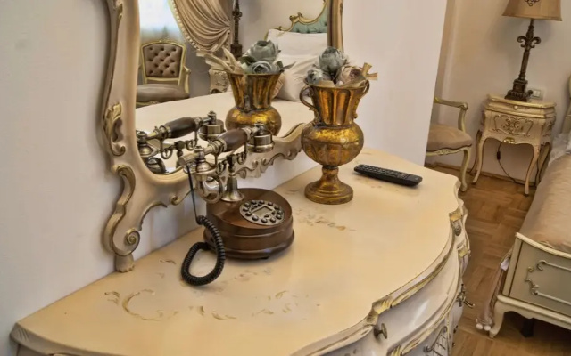 Conacul Coroanei Luxury Boutique