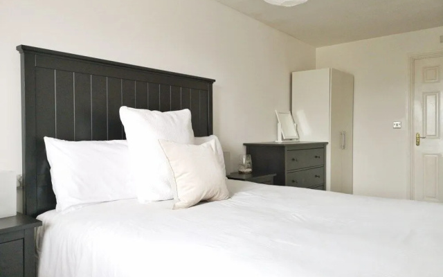Bright & Modern 2BR Apartment Parking