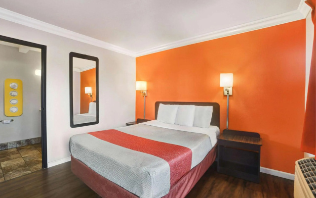 Motel 6 Fresno, CA - Belmont Ave