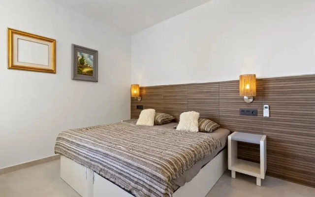 Sunny Apartment Near Playamar Beach