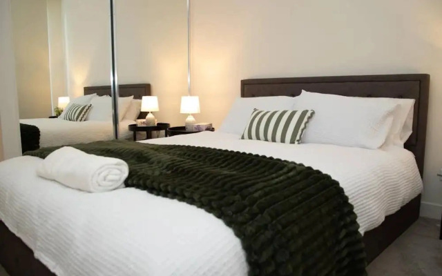 Clayton Luxe Retreat- Elegant 2 BDR With Balcony