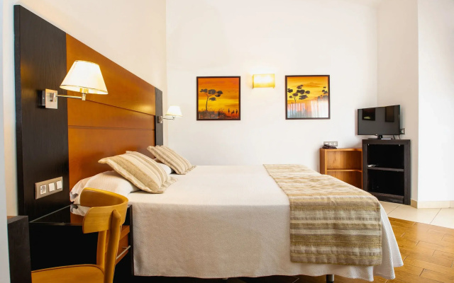 Отель HL Miraflor Suites