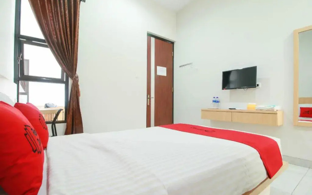 RedDoorz Syariah near Universitas Jenderal Soedirman