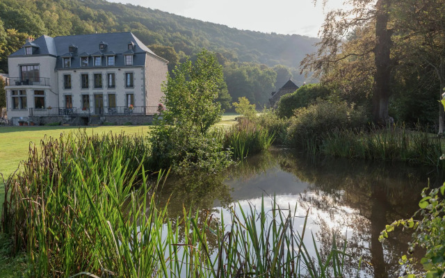 Attractive Castle in Vireux-Wallerand with Garden