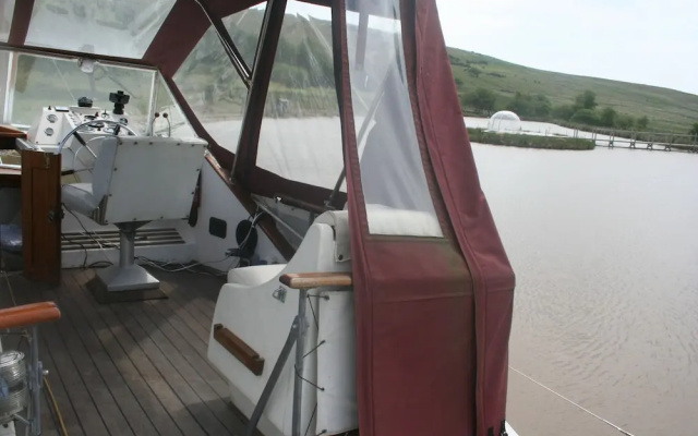 The Rose 37ft Lakeside Yacht inc Hot Tub