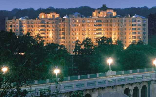 Omni Shoreham Hotel вид на фасад