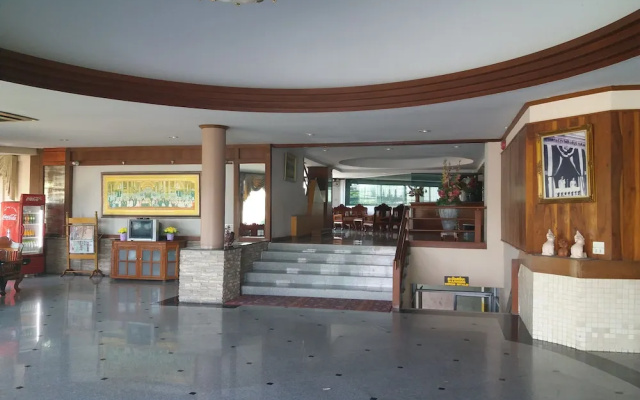 Grand Leo Hotel