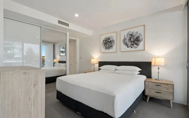 Spacious Lakefront Apartment With Pool Access