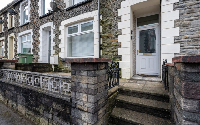 Comfortable 4-bed Home With Free Parking Wales