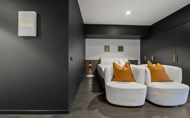 Immaculate Braddon Studio With Accessible Bathroom