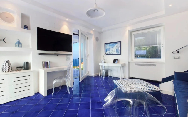 De Vivo Realty - Villa Blue Skyline