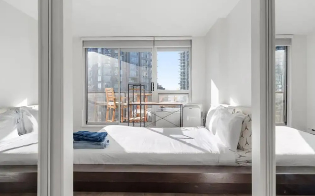 Luxe 2BR Condo w Skyline Views In-suite Laundry