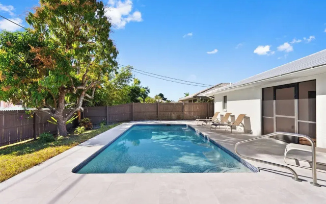 Avanti Vacation Rental, Relaxing 3-BR Retreat with Private Pool Minutes from Vanderbilt Beach and Delnor-Wiggins State Park. Enjoy Southern Exposure, BBQ Area, and Pet-Friendly Comfort