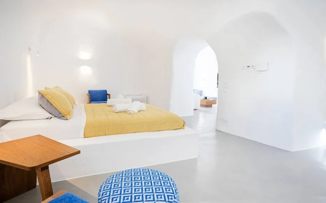 Suite With Indoor and Outdoor Jacuzzi