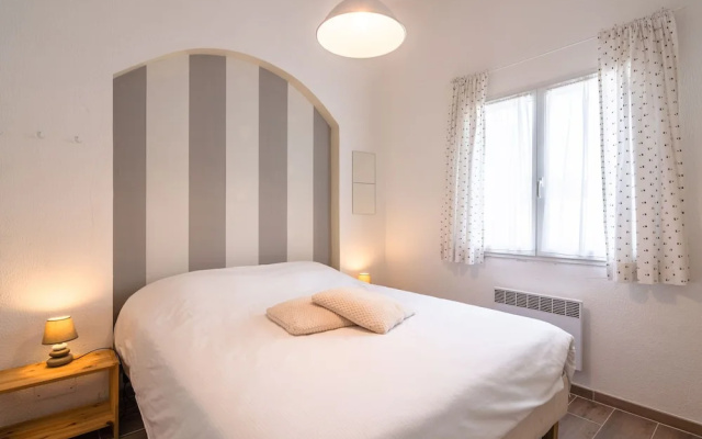 Villa in Pouzols with Private Pool & Vineyards