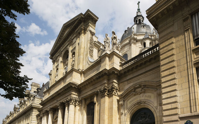Отель Design Sorbonne Париж вид на фасад