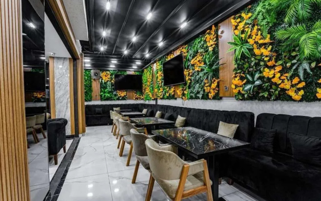 Mays Royal Hotel