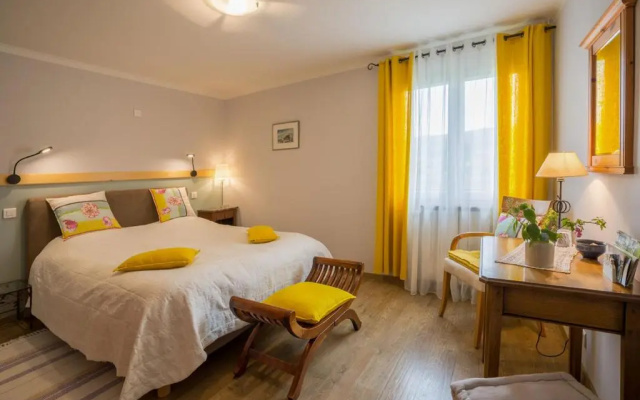 CHAMBRES D'HOTES 2 à 4p ou GITE DE GROUPE 16p, 7 ch, 6 sdb, parc et salle de réception